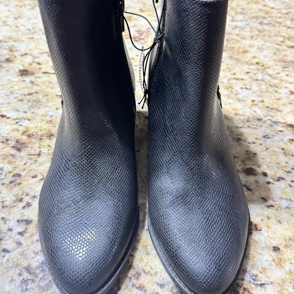 - Lucky Brand Black Ankle Boots with Rounded Toe and Pull-On Style - Picture 1 of 8